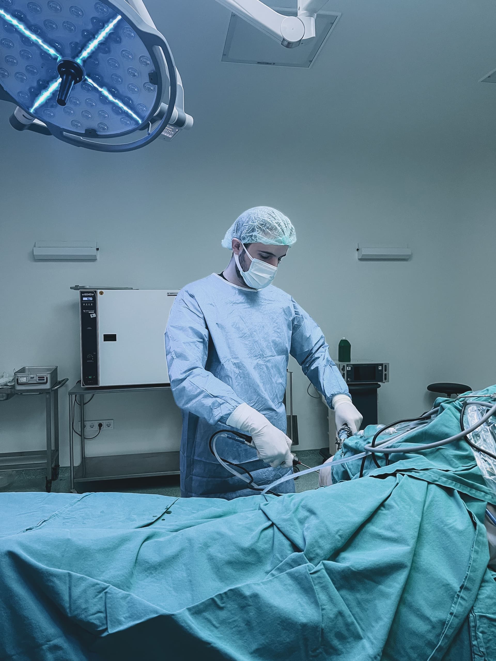 Equipo médico realizando una colonoscopía en Alta Salud