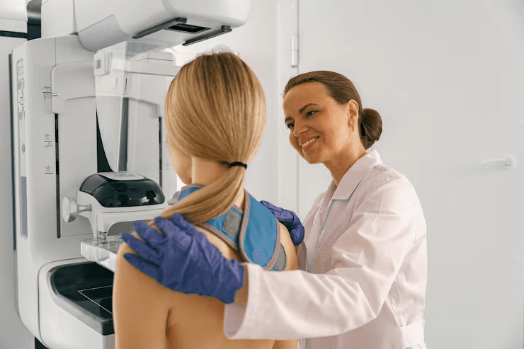 Médica realizando una mamografía en Alta Salud